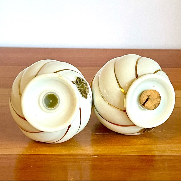 White & Gold Swirl Porcelain Salt & Pepper Shaker Set PAC Japan Mid-Century MCM - Picture 4 of 9